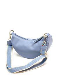 Lichtblauwe leren handtas met een gestructureerde afwerking, gouden hardware en een gestreepte schouderband met een geometrisch ontwerp. Ritsluiting aan de bovenkant.