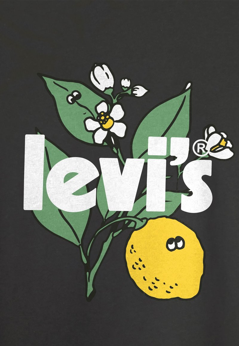 Camiseta negra con el texto "levi's" en blanco negrita, decorada con un gráfico de un limón amarillo, hojas verdes y flores blancas.