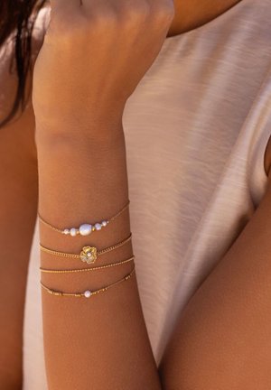 My Jewellery, BRACELET WITH RANUNCULUS FLOWER AND IMITATION PEARL - Armband - goud verguld stainless steel