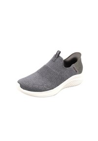 Grijze instapsneaker met een textuur van gebreid bovenwerk, witte zool en subtiele merkdetails. Heeft een ronde neus en een lichte constructie.