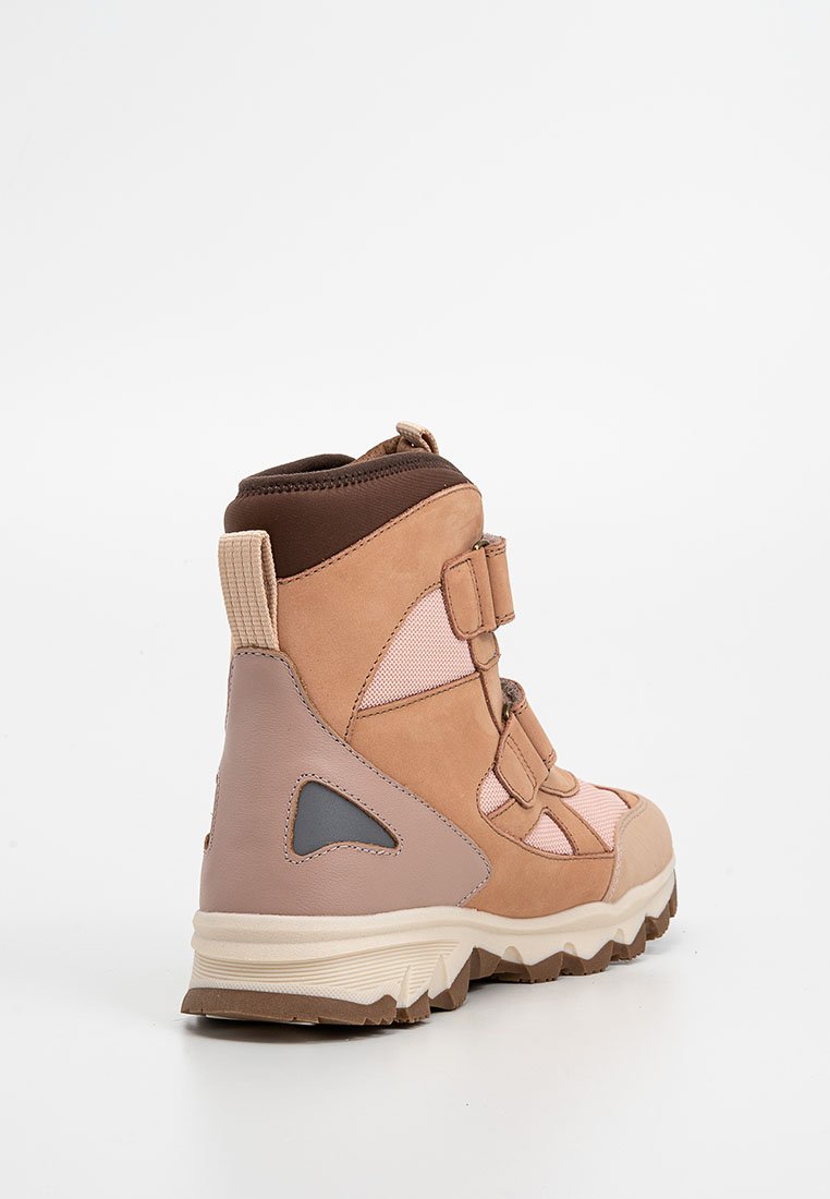 Braune und beige Wanderschuhe mit Klettverschlussriemen, einem strukturierten Design aus Leder und Stoff sowie einer Gummisohle mit gemustertem Profil.