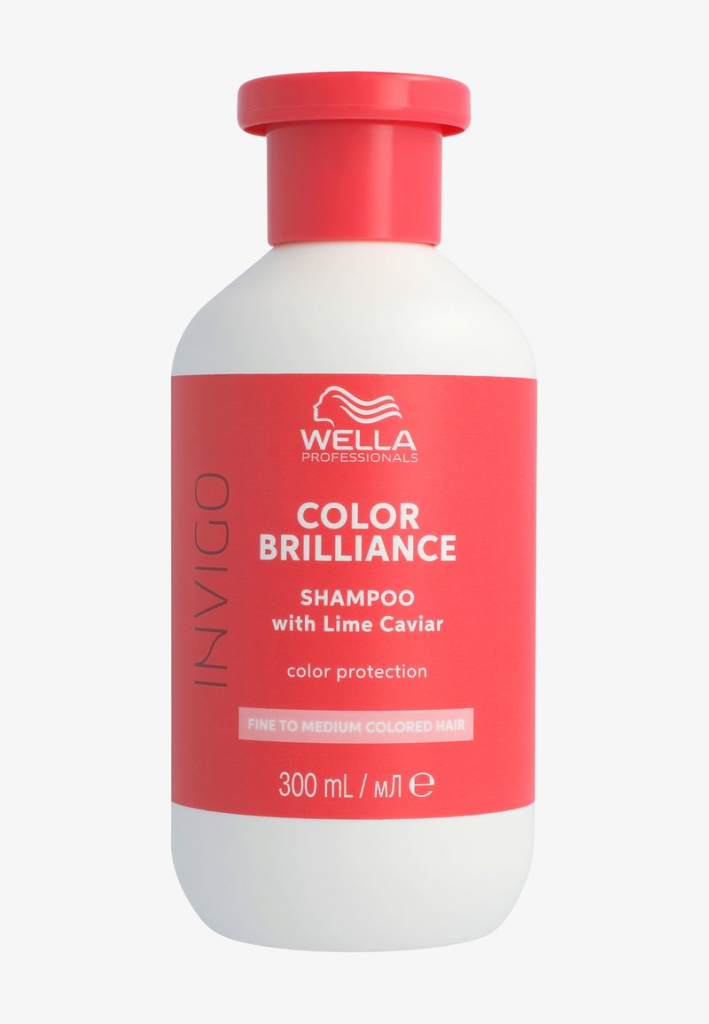 Butelka szamponu Wella Professionals Color Brilliance z czerwoną etykietą i czerwonym zakrętką, 300 ml, przeznaczona do cienkich i średnich włosów farbowanych, z limonkowym kawarem.