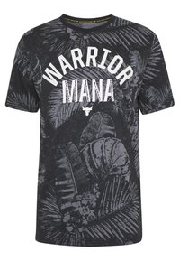 Černé tričko s krátkým rukávem s nápisem "WARRIOR MANA" bílými písmeny, zdobené palmou a květinovým vzorem. Měkká, strukturovaná tkanina.