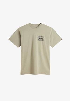 Camiseta de algodón beige de manga corta y cuello redondo, que presenta un pequeño diseño gráfico en la parte izquierda del pecho.