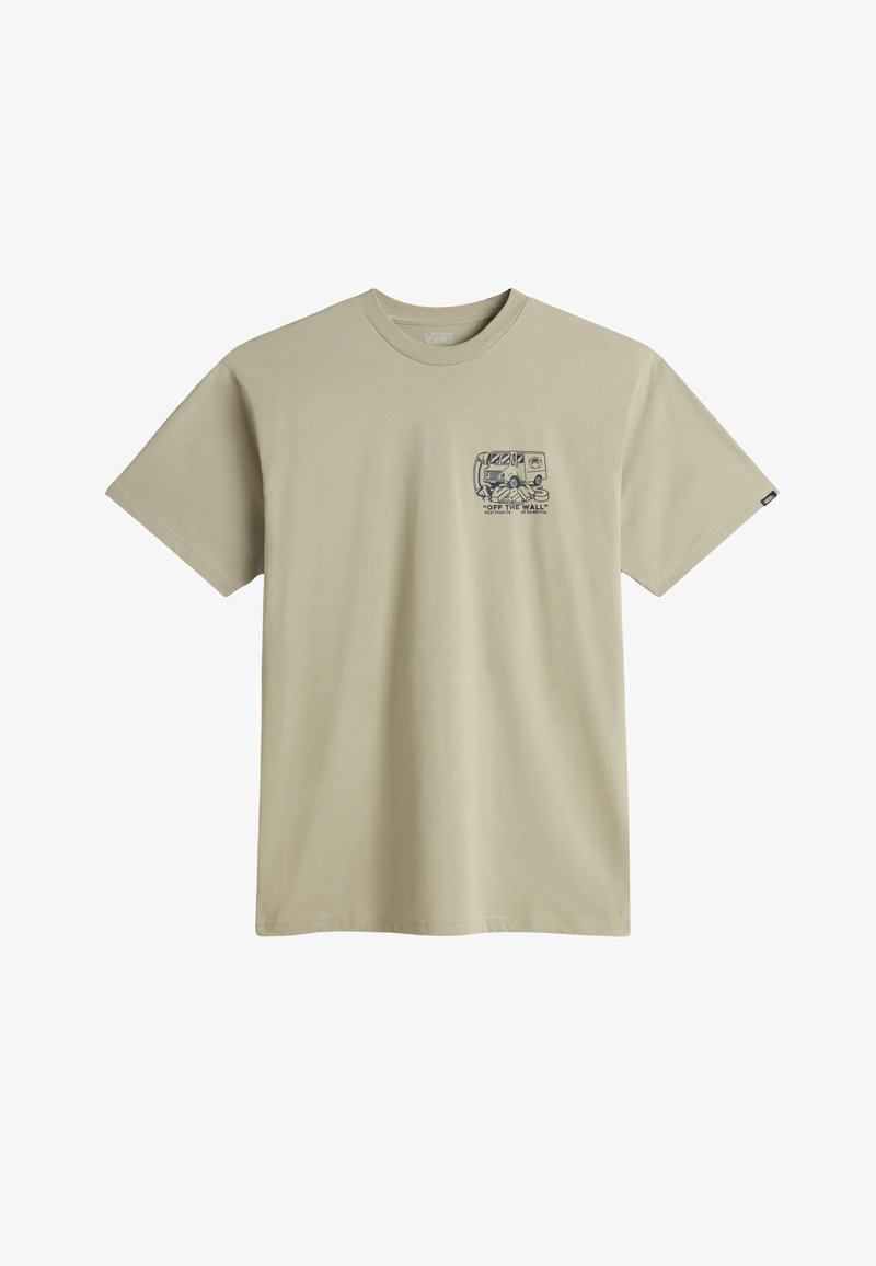 Camiseta de algodón beige de manga corta y cuello redondo, que presenta un pequeño diseño gráfico en la parte izquierda del pecho.