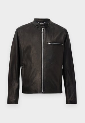 Chaqueta de cuero negra con cierre frontal, bolsillos con cremallera en el pecho y los lados, y un cuello con botón a presión con detalle de cadena.