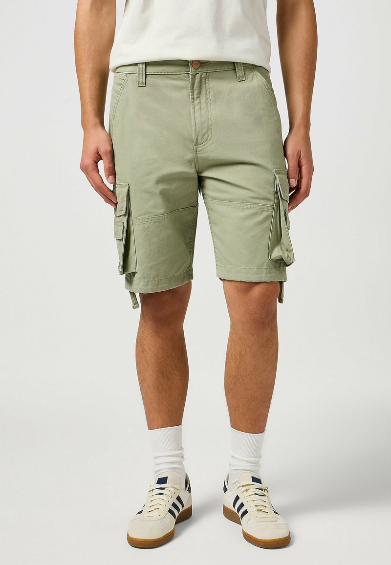 Cargo-Shorts in Hellgrün, aus Baumwollstoff, mit mehreren Seitentaschen, einem geknöpften Bund und einer lockeren Passform.