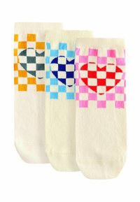 Tre par knähöga strumpor i krämfärgad tyg, med rutiga mönster och färgade hjärtan (orange, blå, rosa). Mjuk textur, elastisk topp.