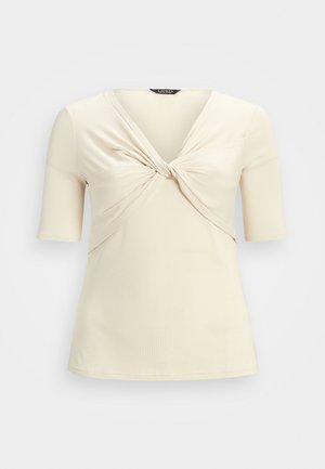 Beige ribbed top s krátkými rukávy a zkrouceným předním detailem vytvářejícím hluboký výstřih do V. Měkká textura a přiléhavý tvar. Viditelná značková etiketa.