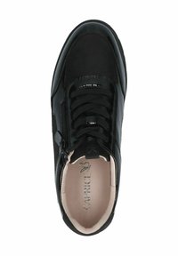 Fekete sportcipő sima, lakkbőr felsőrésszel, fűző nélküli záródással és oldalsó cipzárral. Puha, párnázott belső résszel és minimális márkajelzéssel rendelkezik.