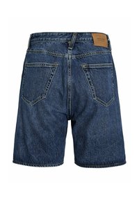 Pantalones cortos de denim en azul oscuro con una textura desgastada. Cuenta con dos bolsillos traseros y un parche de cuero con la marca en la cintura.