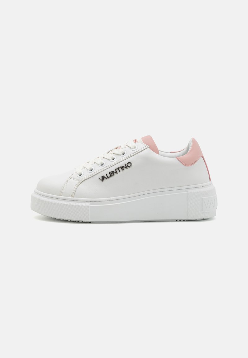 Hvit sneaker med rosa hælkanter, teksturert overdel, snøring og plattformsåle. Har "VALENTINO"-logo på siden.