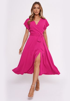 Fuchsie Wickelkleid mit kurzen Schmetterlingsärmeln, tailliertem Bund und einem Schlitz vorne. Hergestellt aus leichtem Stoff, der fließende Rock ist sichtbar.