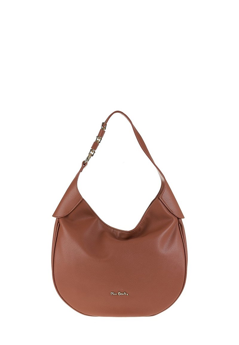 Bruine leren schoudertas met een gestructureerd oppervlak, gebogen vorm en een kenmerkende gevouwen klep. Beschikt over een goudkleurig logo aan de voorkant.