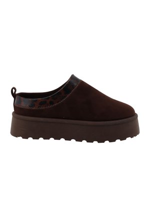 Ciemnobrązowe buty na platformie typu slip-on z grubą podeszwą i lamówką w panterkę wokół kostki.