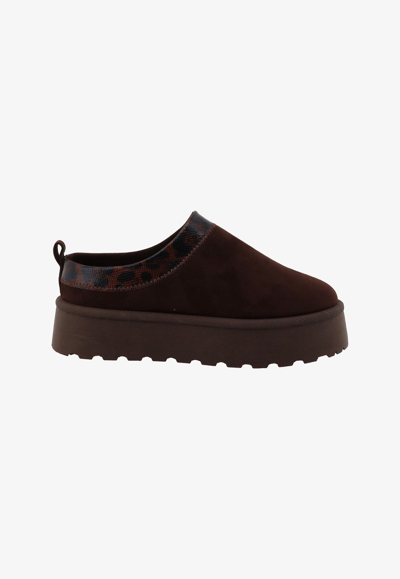 Chaussure plateforme marron foncé à enfiler avec une semelle épaisse et une bordure imprimé léopard autour de la cheville.