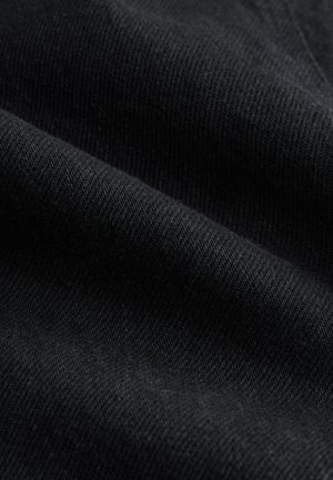 Svart tyg med en slät textur, som har tätt vävda fibrer i ett diagonalt mönster. Mjuk och matt yta utan synliga detaljer.