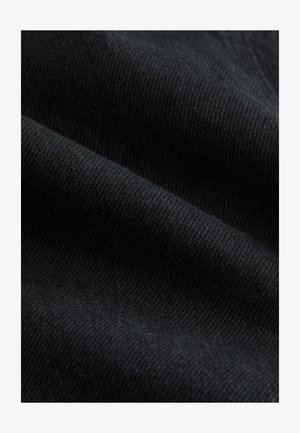 Svart tyg med en slät textur, som har tätt vävda fibrer i ett diagonalt mönster. Mjuk och matt yta utan synliga detaljer.