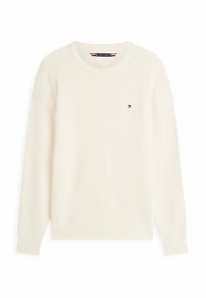 Maglione lavorato a maglia a maniche lunghe color crema con scollo rotondo e piccolo logo Tommy Hilfiger sul petto sinistro su sfondo bianco.