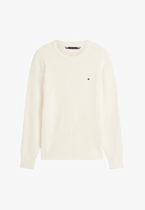 Maglione lavorato a maglia a maniche lunghe color crema con scollo rotondo e piccolo logo Tommy Hilfiger sul petto sinistro su sfondo bianco.