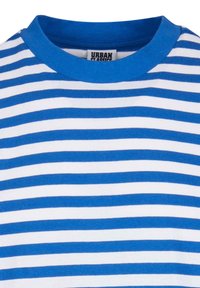 Sinine ja valge horisontaalselt triibuline särk, millel on sinine ümar kaelus ning Urban Classics silt kaeluses.