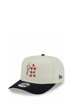 Creme-schwarze Baseballkappe mit rot-weiß-blau gemustertem NY-Logo vorne und New Era-Logo seitlich.