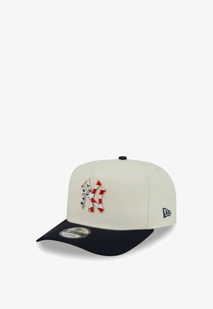 Creme-schwarze Baseballkappe mit rot-weiß-blau gemustertem NY-Logo vorne und New Era-Logo seitlich.