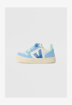 Blaue und cremefarbene Sneaker aus Wildleder und Leder. Ausgestattet mit Klettverschlüssen, einem kontrastierenden blauen „V“-Logo und einer abgerundeten Zehenpartie.