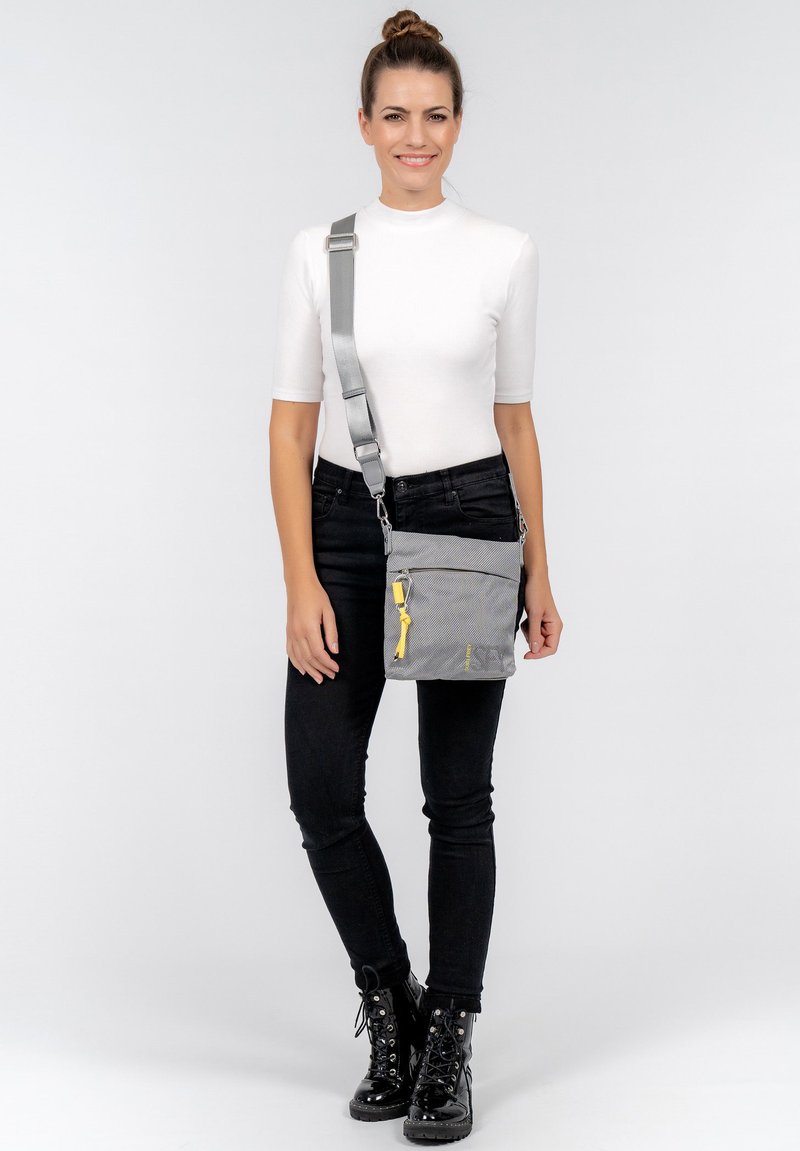 Borsa a tracolla in tessuto grigio di forma rettangolare, con chiusura a zip, tracolla regolabile e tirazip giallo.