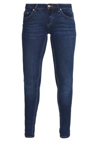 Jeans ajustados de denim azul oscuro con acentos desgastados, con un diseño estándar de cinco bolsillos y un pequeño botón de metal en la cintura.
