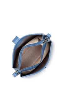 Borsa a tracolla in pelle blu con design a doppio scomparto. Presenta un esterno liscio, un interno texturizzato e zip di metallo argentato.