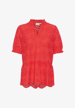 Blouse rouge brodée avec un col volanté, des manches courtes bouffantes et une taille froncée avec un détail de bord scallopé.