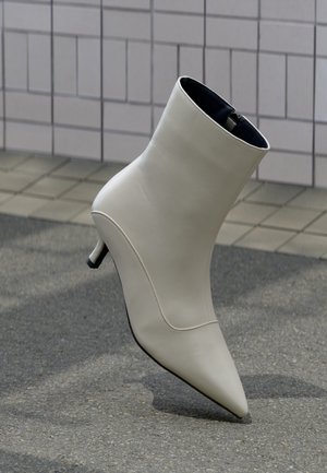 CARYS - Klasszikus bokacsizmák - cream