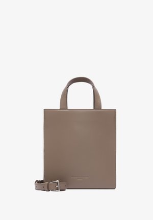 Quadratische taupefarbene Ledertasche mit zwei oberen Griffen, einem verstellbaren Schultergurt und geprägtem Markenlogo am Boden.