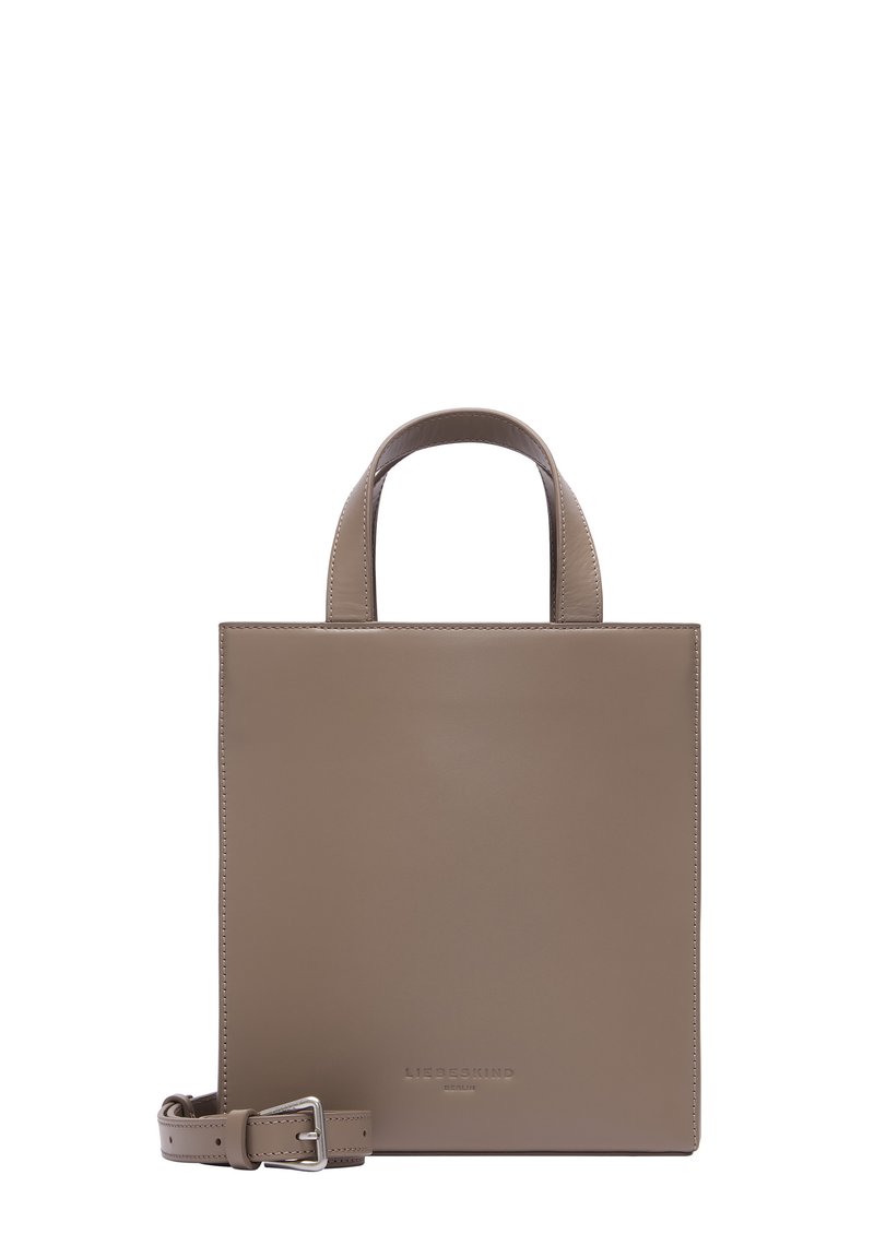 Kwadratowa torebka tote w kolorze taupe z dwoma uchwytami u góry, regulowanym paskiem na ramię i wytłaczanym logo marki na dole.