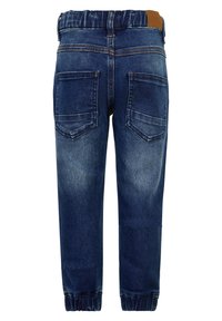 Denim joggere i mørkeblå med en litt falmet tekstur, elastisk midje, og to baklommer. Har sydde detaljer og innsnevrede cuffs.