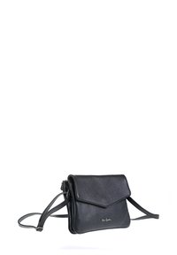 Borsa a tracolla nera in pelle con finitura testurizzata, chiusura a pattina, tracolla regolabile e dettagli in metallo argentato. Forma compatta e rettangolare.