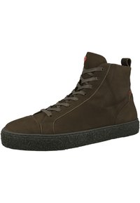 Vzdušné tenisky vysokého střihu v tmavě zeleném nubuku, s texturovanou černou gumovou podrážkou, šněrovacím designem a malým červeným logem na boku.