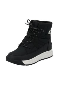 Černá kotníková zimní bota se šněrováním, polstrovaným svrškem, texturovaným povrchem, bílou stélkou a kontrastními tkaničkami, s logem na straně.