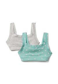 Due bralette in cotone per ragazze, una grigia semplice e una turchese con cuori rosa, mostrate distese su uno sfondo bianco.