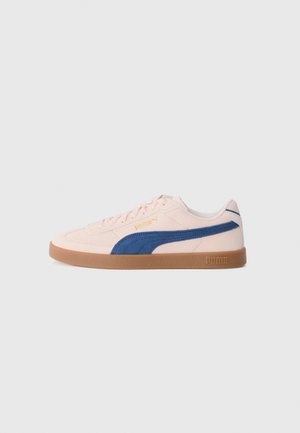 Light pink suede sneakers with a blue suede stripe, white accents, and a brown rubber sole. Features a branded logo on the side.