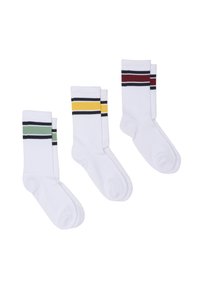Calcetines blancos con textura acanalada, que presentan rayas horizontales en verde, amarillo y burdeos en los puños. Se muestran tres pares.
