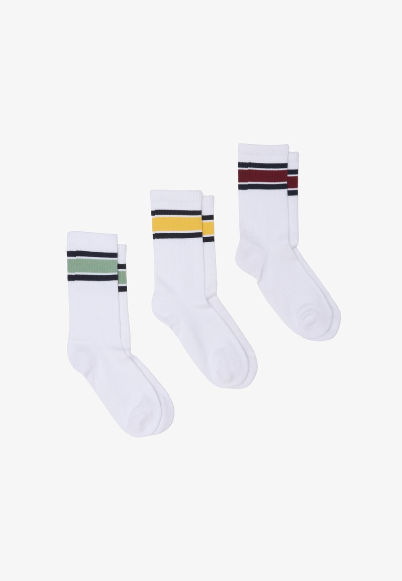 Calcetines blancos con textura acanalada, que presentan rayas horizontales en verde, amarillo y burdeos en los puños. Se muestran tres pares.