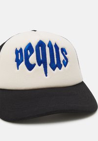 Svart och krämfärgad baseballkeps med en blå broderad logga "pequs" på framsidan. Har en rundad skärm och nätbakdel för ventilation.