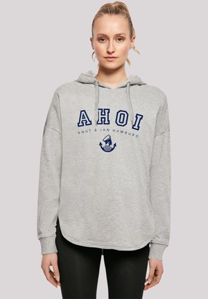 Graue Kapuzenjacke mit einem Frontdruck, der "AHOI" in Marineblau zeigt, mit einem maritimen Design. Sie hat eine lässige Passform und eine weiche Textur.