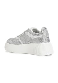 Sneakers argentati con glitter e suola piatta bianca spessa. Presentano un tessuto testurizzato e una punta rotonda, con lacci e dettagli bianchi in contrasto.