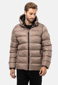 Hellbrauner Daunenjacke mit Reißverschluss vorne, Kapuze und horizontalem Steppdesign; mit schwarzen Akzenten und zwei Seitentaschen.