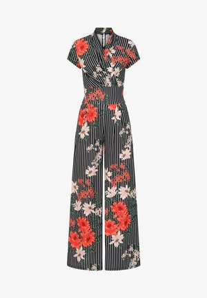 Der florale Jumpsuit hat einen schwarzen Hintergrund mit weißen Streifen, leuchtend roten und pinken Blumen, kurzen Ärmeln und einen Wickeloberteil.