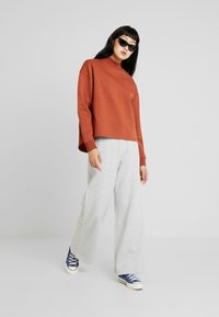 Urban Classics OVERSIZED HIGH NECK CREW - Mikina - rust