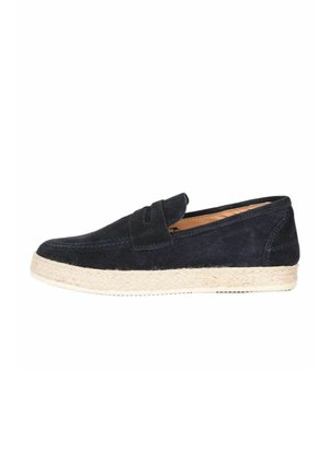 Scarpa slip-on in suede blu navy con suola in juta intrecciata e dettagli di cuciture sottili; presenta una punta arrotondata e nessuna ferramenta visibile.